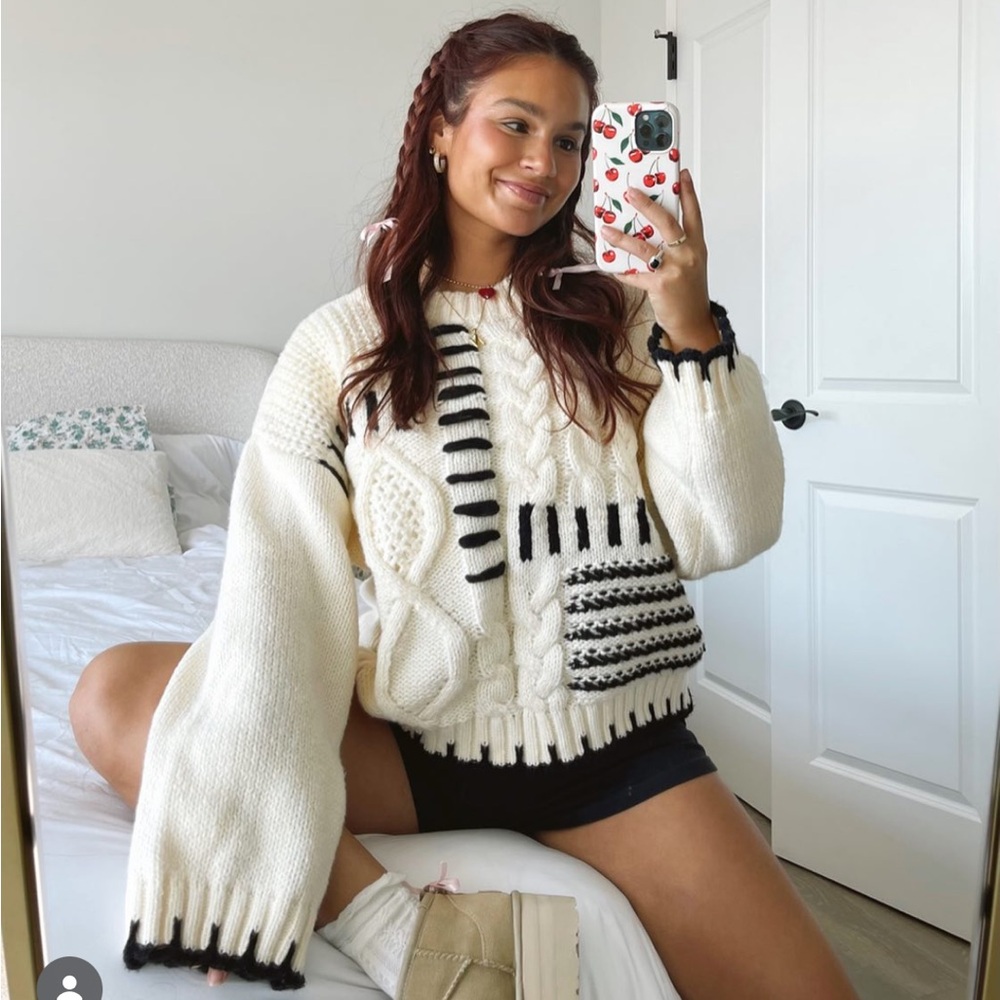 Grey Bandit L Cream Cable-Knit Crew Jade Sweater with Black Contrast